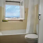 - & Dorms ホステル ナザレ