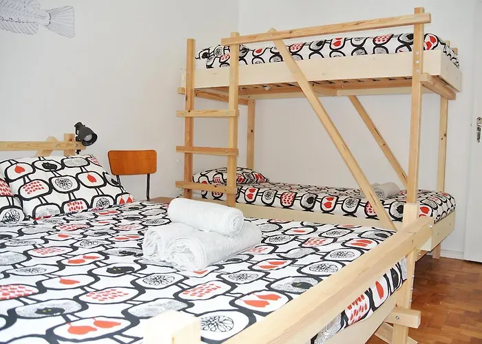- & Dorms بيت شباب *